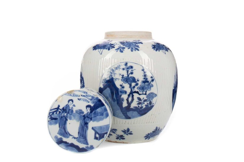 AN EARLY 20TH CENTURY CHINESE BLUE AND WHITE GINGER JAR WITH COVER