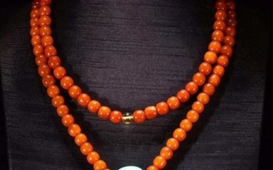 AN OLD AMBER BEADS STRING NECKLACE