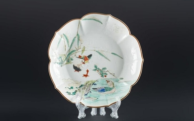 ARTE GIAPPONESE An enameled porcelain dish painted