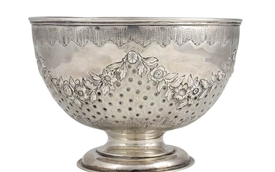 An English sterling silver bowl - London 1905, Hunt &...