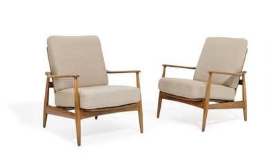 Arne Vodder: A pair of easy chairs with walnut-stained beech frame, loose epeda cushions with beige wool. Manufactured by France & Daverkosen. (2)