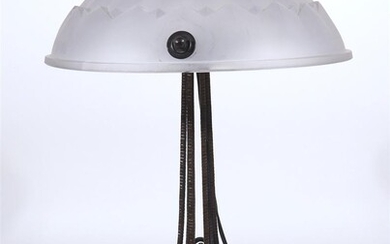 (-), Art Deco tafellamp met gesatineerde glazen kap...