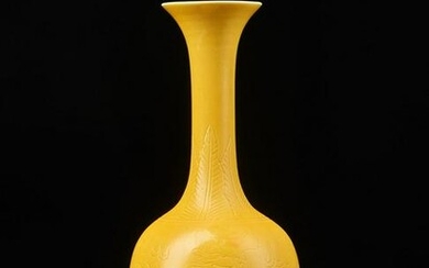 Arte Cinese A yellow glazed porcelain vase bearing a
