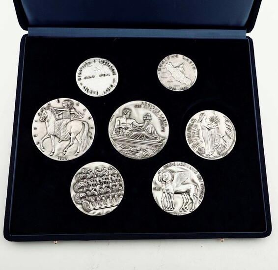 Astuccio contenente sette medaglie commemorative in argento.