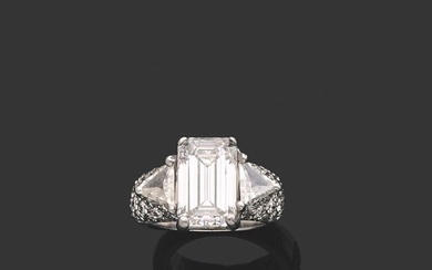 BAGUE. Or gris 750 millièmes, diamant de taille émeraude, diamants triangulaire, pavages de diamants ronds.