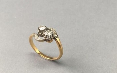 BAGUE "Toi et Moi" en or jaune 750/°° ornée de deux diamants de taille ancienne épaulés de diamants taillés en rose. TDD: 54. PB: 3.1 g. Manque un diamant.