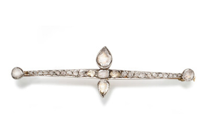 BARRETTE BROCHURE Belle Epoque in 18K pink gold and platinum set with twenty-eight rose-cut diamonds (one missing). Pump clasp. Dimensions: 0.9 x 6.6 cm. Gross weight : 5,5 gr. A Belle Epoque, yellow gold, platinum and diamond brooch.