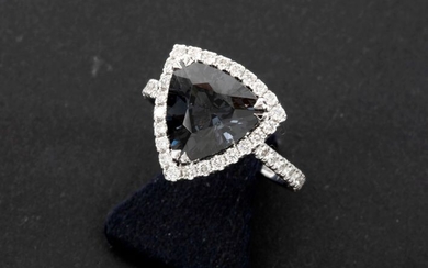 Bague modulaire avec un diamant brut de 18 carats au centre, avec un triange très...