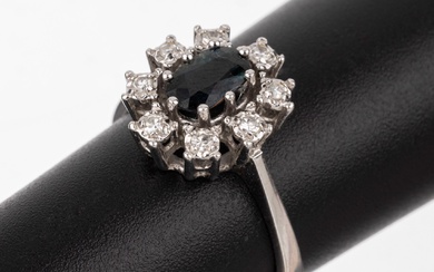 Bague saphir-diamant en or 14 cts, WG 585/000, facette ovale. saphir env. 0.60 ct, 8...