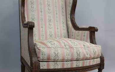 Bergère en bois mouluré à décor de frise et acanthes. Style Louis XVI. Dim :...