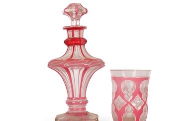 Bouteille en verre Biedermeier Vers 1840 Verre incolore avec un revêtement rose Hauteur totale 24...