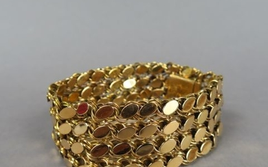 Bracelet manchette articulé en or jaune.