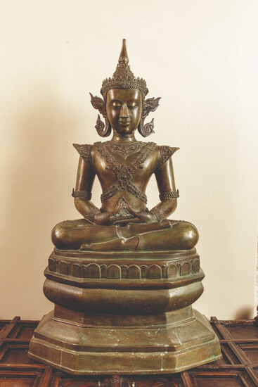 Buddha à l’expression méditative, les yeux mi-clos préconisant le...