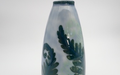 CAMILLE THARAUD (1878-1956) Vase bouteille, en porcelaine, à décor de fougère, émail de grand feu,...