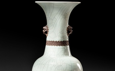CHINE, Nankin - Fin XIXe siècle Vase de forme cornet en porcelaine émaillée céladon craquelée...
