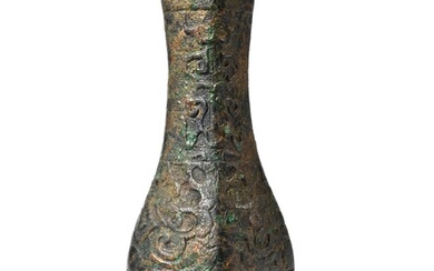 CHINE Vase en bronze de type archaique. Exécuté... - Lot 28 - Osenat