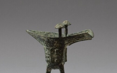 CHINE. Vase tripode, du type « jia » tel que ceux conçus sous la dynastie...