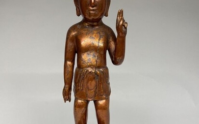 CHINE, XIXe. Statue de bouddha enfant en bois laqué rouge et or, debout sur une...