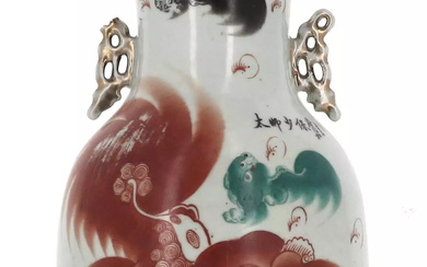 CHINE, XIXe siècle Vase de forme balustre en porcelaine polychrome
