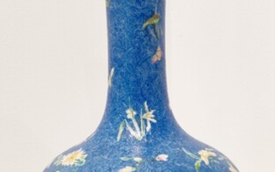 CHINE, XIXème siècleRare vase de forme tianqiuping et décor d'oiseaux branchés dans des réserves sur...