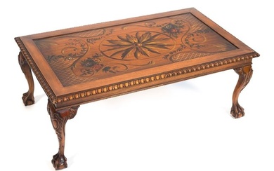 CHIPPENDALE-STYLE PAINT-DECORATED COFFEE TABLE 20th Century Height 15". Length 42". Width 24".