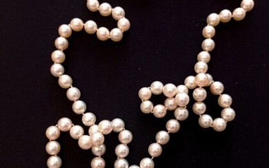 COLLIER de perles de culture, fermoir en or blanc 750 millièmes composé de trois diamants...