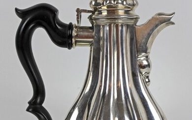 Caffettiera Torino XIX secolo, in argento con corpo baccellato, manico in legno ebanizzato, altezza cm 22,5, gr. 590