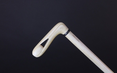 Cane with shaft and square pommel in ivory mounted in six segments. End of 19th century, beginning of 20th century. Height: 86 cm