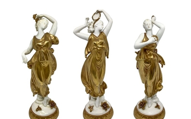 Capodimonte, N.3 Statuine in porcellana bianca e dorata raffiugranti donne danzanti