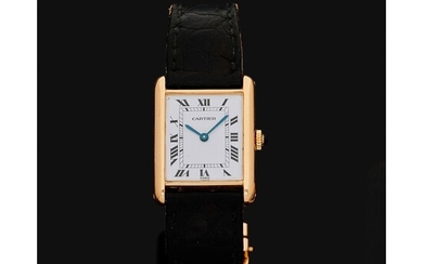 Cartier, Tank, n° 7808xxxxxx, vers 1975. Une iconir montre rectangulaire en or, cadran blanc, chiffres...