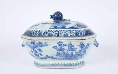 Chine, Compagnie des Indes, XVIIIe siècle. Terrine couverte en porcelaine bleu-blanc, de forme ovale octogonale,...