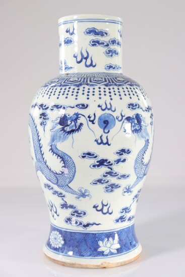 Chine vase en porcelaine blanc bleu a décor de dragons (cheveux)