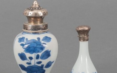 Chinees porseleinen miniatuurvaasje met blauw-wit bloemdecor, waarop 2e gehalte...