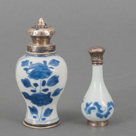 Chinees porseleinen miniatuurvaasje met blauw-wit bloemdecor, waarop 2e gehalte...