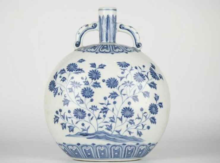 Chinese blue and white glazed vase, Ming Dynasty