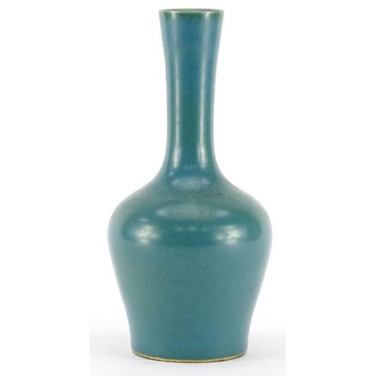 Chinese porcelain tea dust vase, six figure character