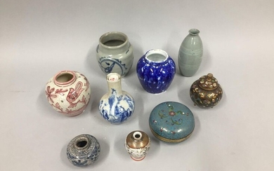Collection d'objets comprenant sept vases...