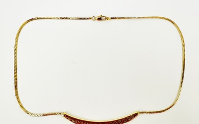 Collier fantaisie en métal doré, chaîne à mailles plates, centrée d'un pendentif courbe émaillé rouge...
