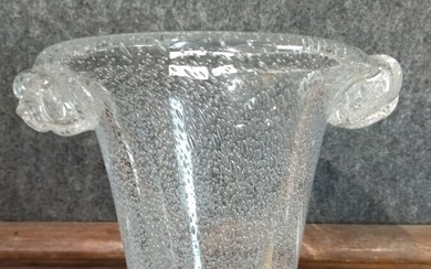 DAUM, France : grand vase en verre bullé à deux anses escargots. 27 x 30...
