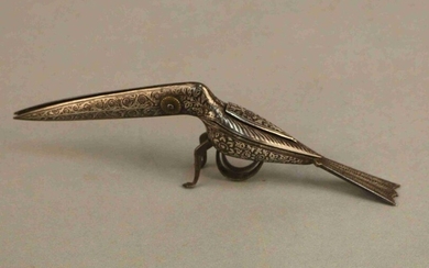 Damascene iron and bird shape. Indo-Persian work from the 19th century. Length : 19,5 cm
