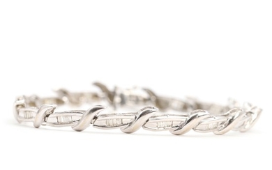Diamond bracelet set with numerous baguette-cut diamonds totalling app. 0.62 ct., mounted in 18k white gold. L. 18 cm. Weight app. 10.5 gr.