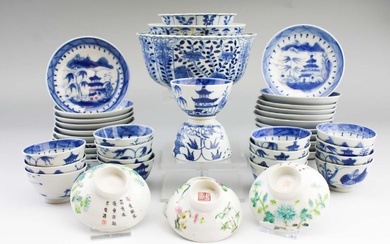 Een verzameling Chinees blauw wit porselein vnl. kopje en schotels