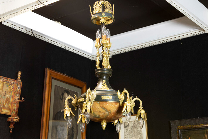 Empire-style chandelier with six arms and ornamentation in decorated bronze with a central bowl in alabaster - height : 88 cm |||Empire style chandelier in patinated brass and guilded bronze with a central bowl in alabaster