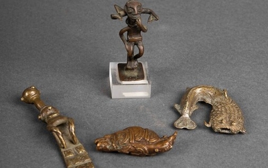 Ensemble de quatre poids figuratifs Ashanti, Ghana ; une amulette anthropomorphe, Sénoufo, République de Côte...