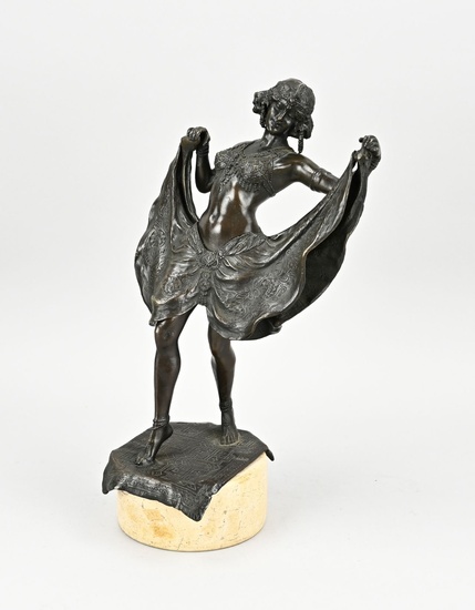 Figure féminine érotique en bronze avec robe à rabat, posée sur un socle en marbre....