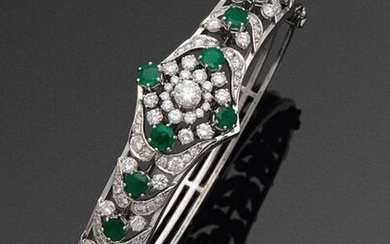 Glamorous emerald-brilliant bangle