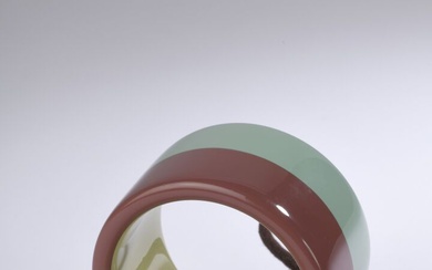 HERMES. Large bracelet en bois laqué bicolore vert amande et chocolat, intérieur tilleul. Made in...