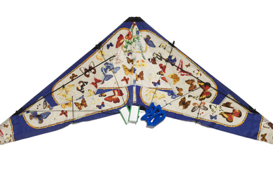 Hermès, cerf-volant en soie enduite imprimé: Farandoles, renforts en plastique avec cordons et 2 manches bleues, boîte, env. 74x260 cm, i