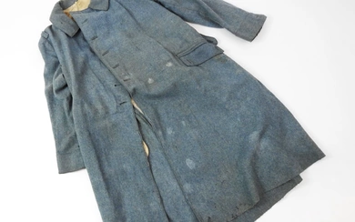 INFANTERIE. Capote troupe modèle 1915 en drap bleu horizon, doublure en coton avec marquages illisibles,...