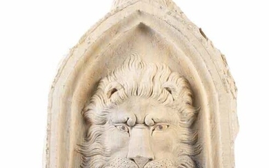 Non présenté-LION TENANT UN ANNEAU dans une niche en arc brisé, élément d'architectureFrance, XVIIe-XVIIIe sièclePierre...